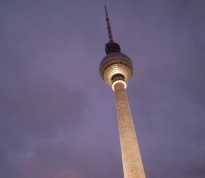 Der Fernsehturm in Berlin von unten her betrachtet.