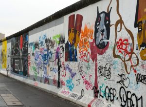 Ein Abschnitt der Berliner Mauer. Auf ihr sind viele Grafitti.