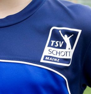 Ein Trikot zeigt das Logo des TSV Mainz. 
