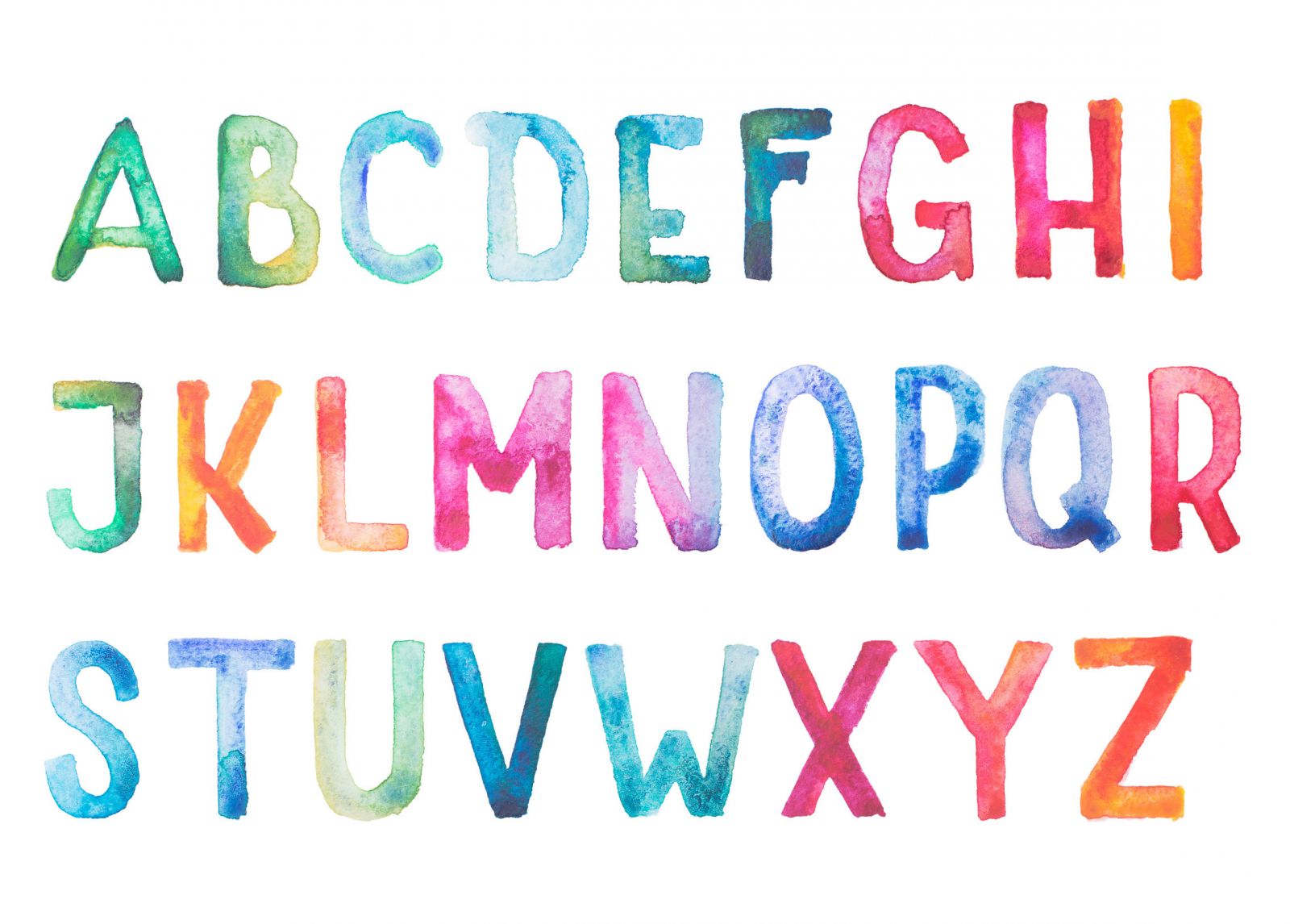 Ein buntes Alphabet ist auf einem weißen Blatt mit Wasserfarben aufgemalt.