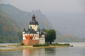 Die Burg Pfalzgrafenstein steht auf einer Insel im Rhein.
