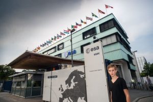 Ein Junge steht vor dem Gebäude der ESA, der European Space Agency, in Darmstadt.