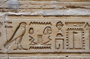 Hieroglyphen aus Ägypten sind in einen Stein eingemeißelt.