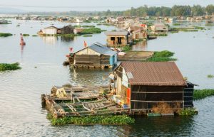 Einige kleine schwimmende Häuser in Vietnam