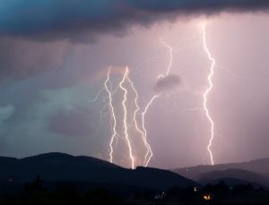 Ein Blitz schlägt während eines Gewitters ein.