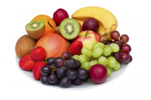 Ein Haufen Obst: Trauben, Bananen, Kiwis und Orangen