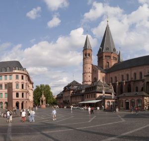 Der Dom in Mainz. Vor ihm liegt ein Platz.