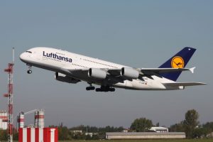Ein Flugzeug der Lufthansa habt von einem Flughafen ab.