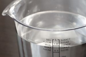 In einem Messbecher steht etwa ein Liter Wasser.