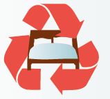 Ein rotes Recycling-Logo umschließt ein Bett.  Das fordert zum Kauf gebrauchter Möbel auf. 