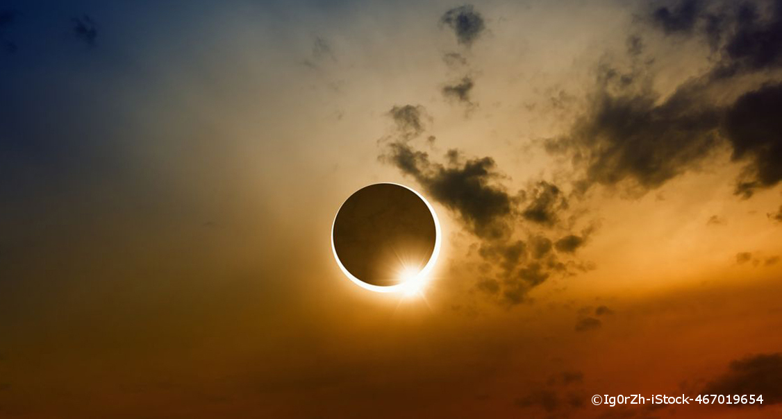 Eine Sonnenfinsternis: Der Mond schiebt sich vor die Sonne. 