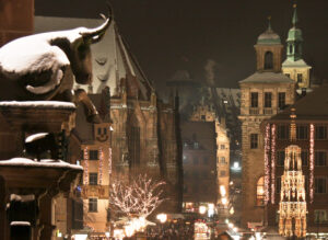 Die alte Innenstadt von Nürnberg bei Nacht.