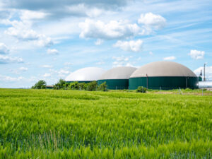 Biogasanlage vor einem Feld.