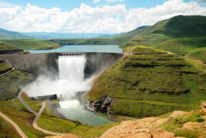 Der Katse-Staudamm in Lesotho - Südafrika. Der Damm ist in einem schöne grüne Hügel und Berglandschaft eingearbeitet. Dem Damm entspringt ein kleiner Fluss.