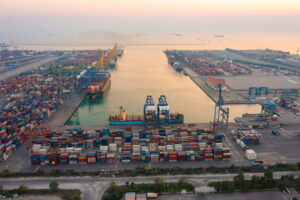 Ein Container-Hafen: Auch Transport und Globalisierung sind wichtige Felder, in denen es mehr grüne Innovationen geben muss.