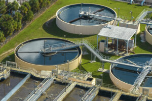 Ansicht einer Kläranlage von oben - hier wird sauberes Wasser aufbereitet.