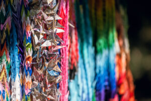 Bunte Papierkraniche auf dem Gedenkturm für die mobilisierten Studenten - Hiroshima Peace Memorial Park, Japan